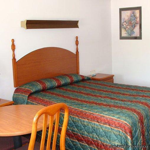 Colonial Motel *