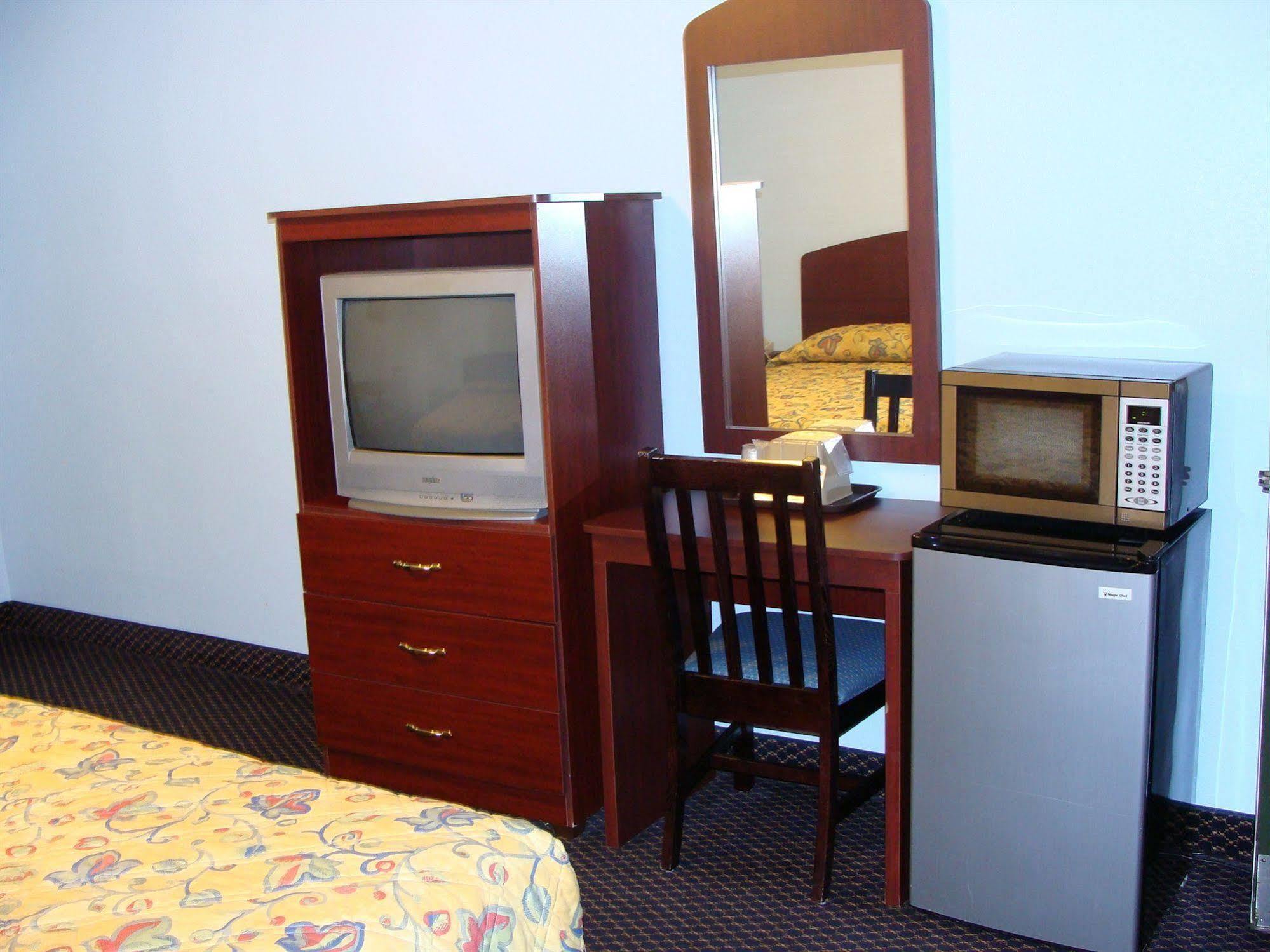 Colonial Motel